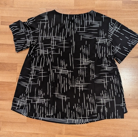 Isabel Maternity Blouse in Black and White Geometric Print in M - Picture 4 of 5